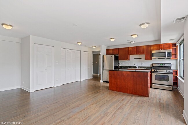 Building Photo - 2545 W Catalpa Ave