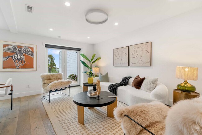 Building Photo - Updated and Modern 4 Bed + Office, 3.5 Bat...