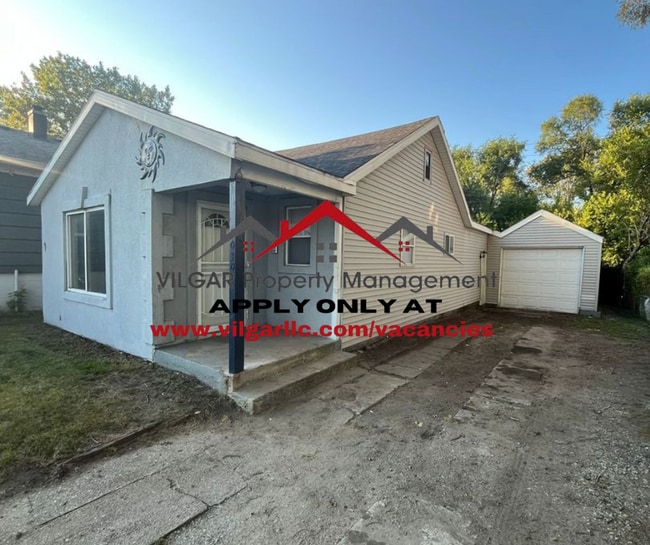 Building Photo - This cozy 3 bedroom, 1 bathroom home is pr...