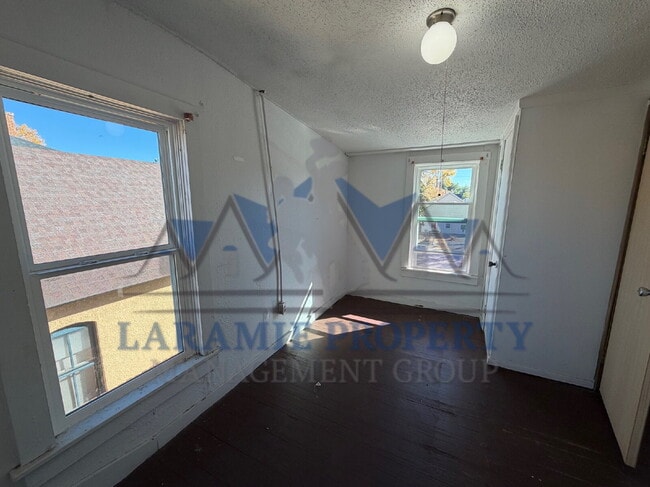 Building Photo - 2 bedroom + Office upstairs Half off 1st m...