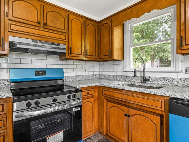 Building Photo - Renovated 2 bed 2 bath- $500 OFF first month rent!!!