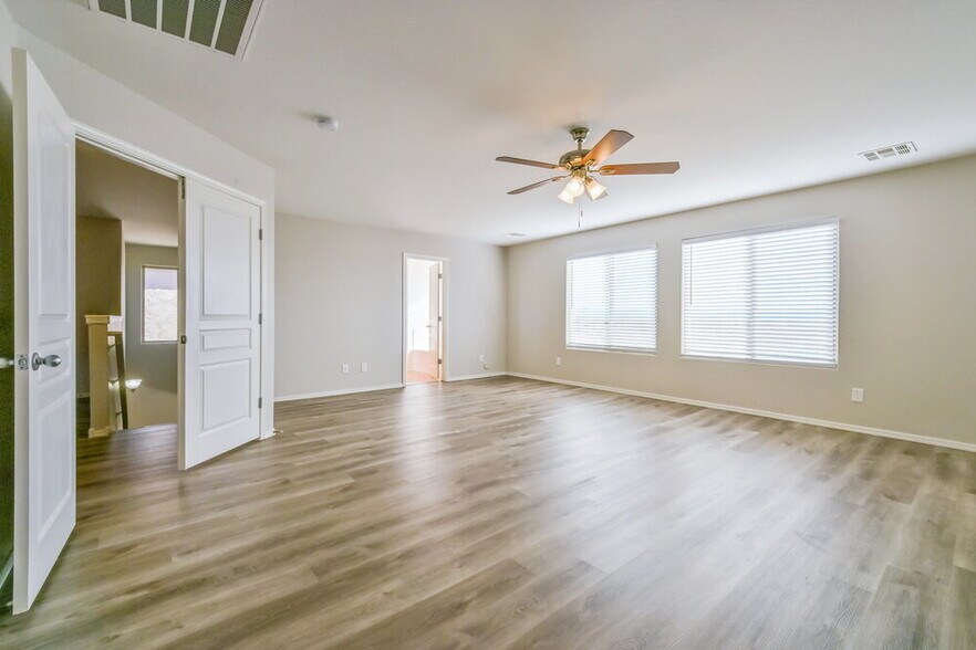 Building Photo - 28779 N Spur Dr