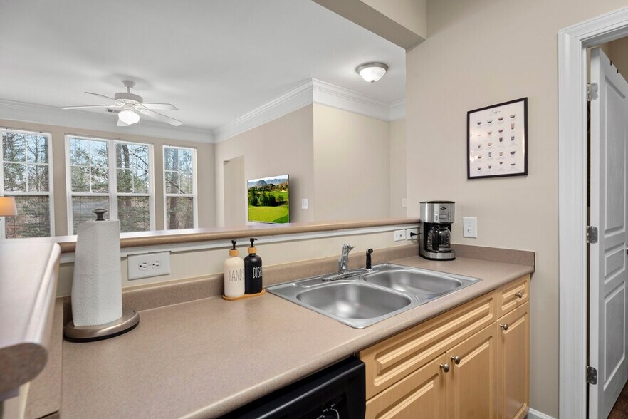 Building Photo - 1623 Brisbane Woods Way