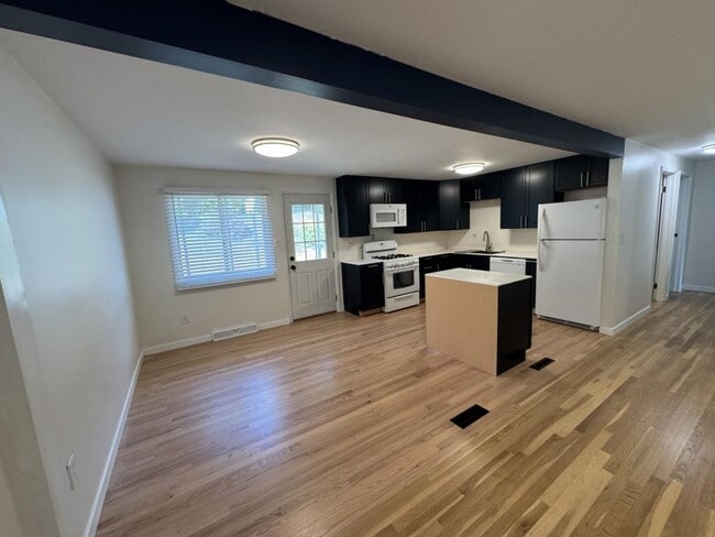 Building Photo - 111 Treeview Dr