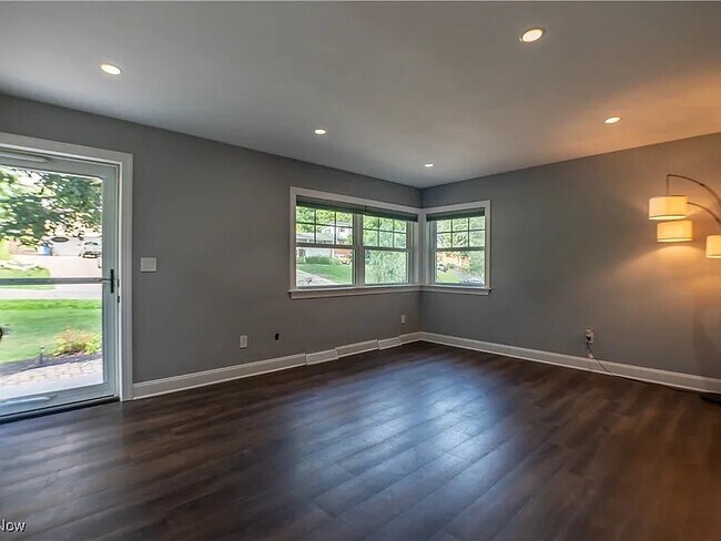 Building Photo - 216 W Glenridge Rd