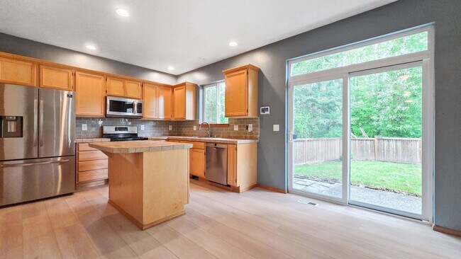 Building Photo - 5BR/3BA End Unit with Greenbelt View in Lynnwood with A/C!