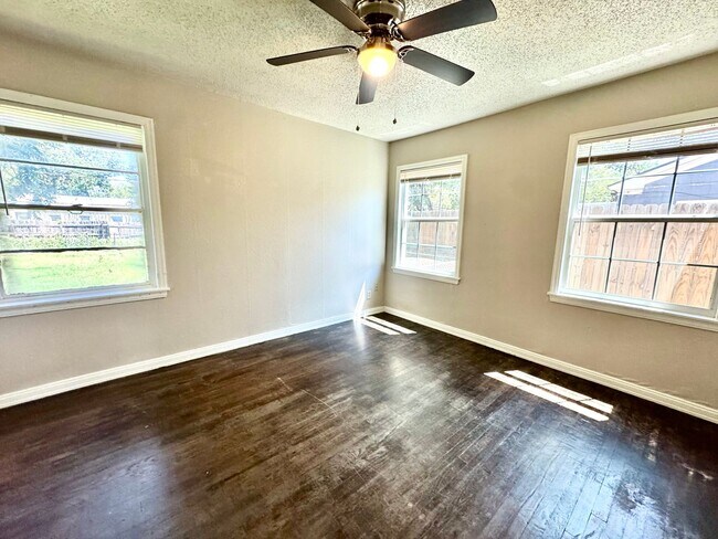 Building Photo - Eye-catching Home in Heart of Lubbock!- self showing