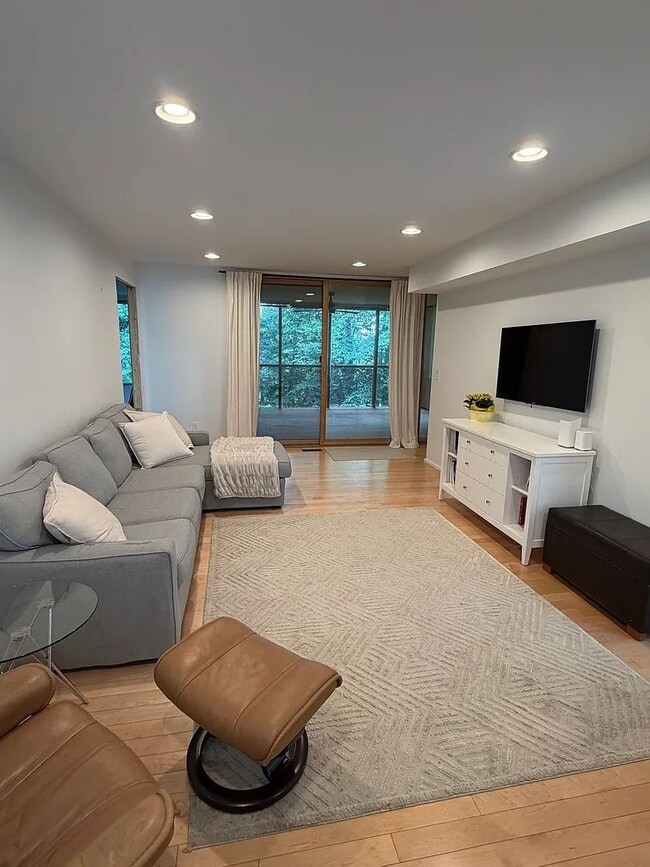 Building Photo - Spacious Pet-Friendly 4BR Home Near Downtown & UVA