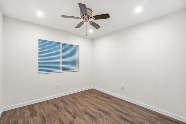 Building Photo - Up to $1400 off 1st month!! Vista - 3 bed/...