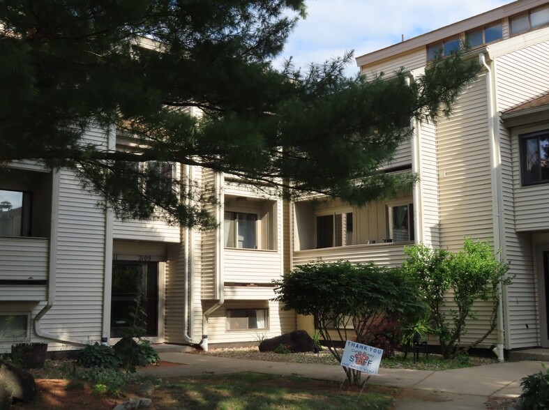 Building Photo - 2109 Melrose Dr