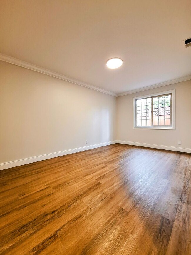 Building Photo - Beautiful Single Story House w/Low Mainten...
