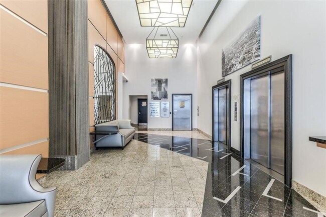 Building Photo - 705 Main St