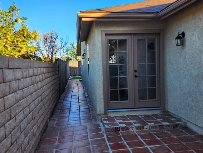 Building Photo - Elevated Living with Sunset Views