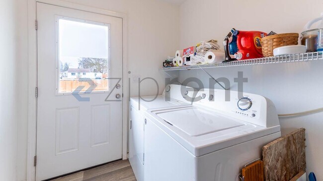 Building Photo - 7125 N Crestline St