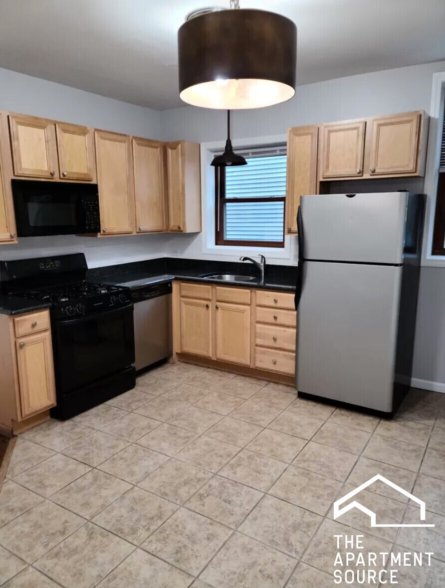 Building Photo - 3700 N Sheffield Ave