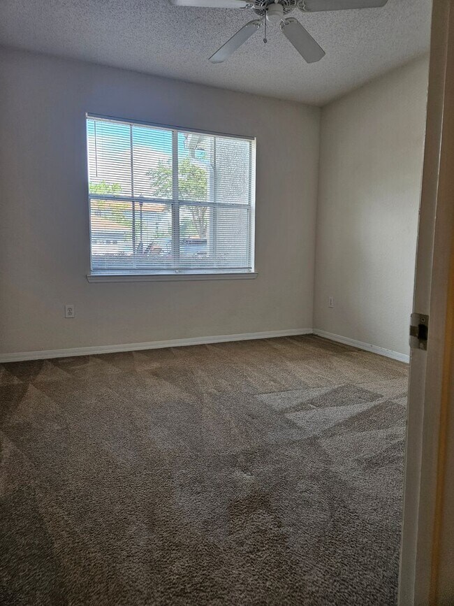 Building Photo - Beautiful First Floor, 1 Bedroom, 1 Bath, ...