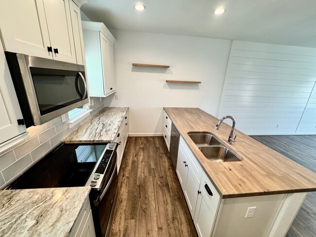 Building Photo - Practically New & Available May 1st! Luxur...