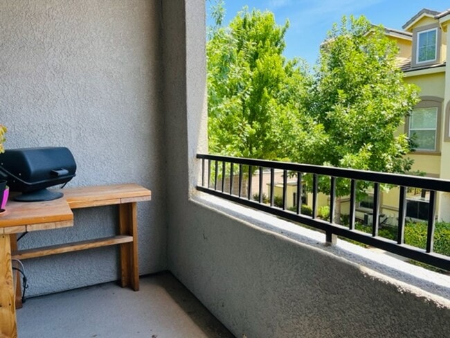 Building Photo - Beautiful Tri-Level Condominium in Gated Elk Grove Community!