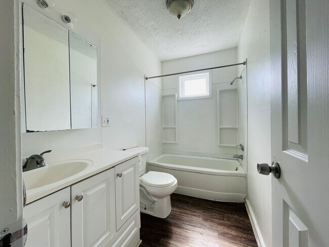 Building Photo - 802 W Main St