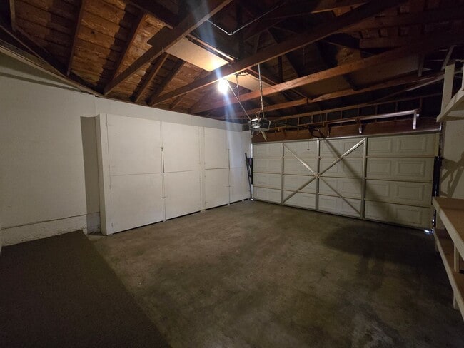 Building Photo - Victoria Neighborhood Single Story Home