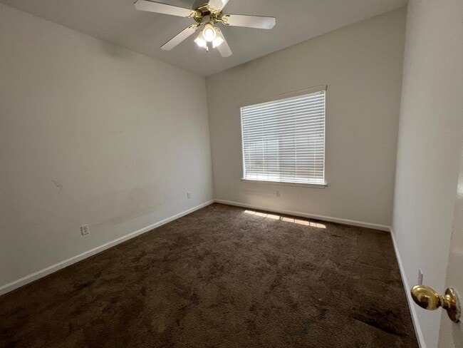 Building Photo - 623 W Meadow Ln