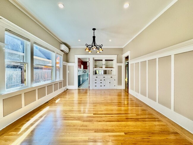 Building Photo - 809 Bayswater Ave