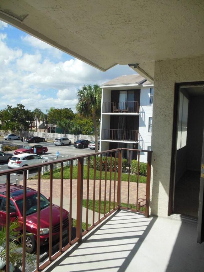 Building Photo - 714 Executive Center Dr