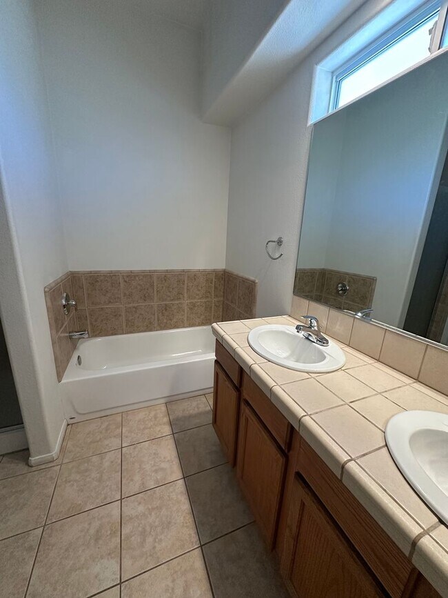 Building Photo - 4 bedrooms close to Joshua Tree National P...