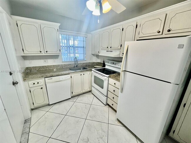 Building Photo - 501 Blue Heron Dr