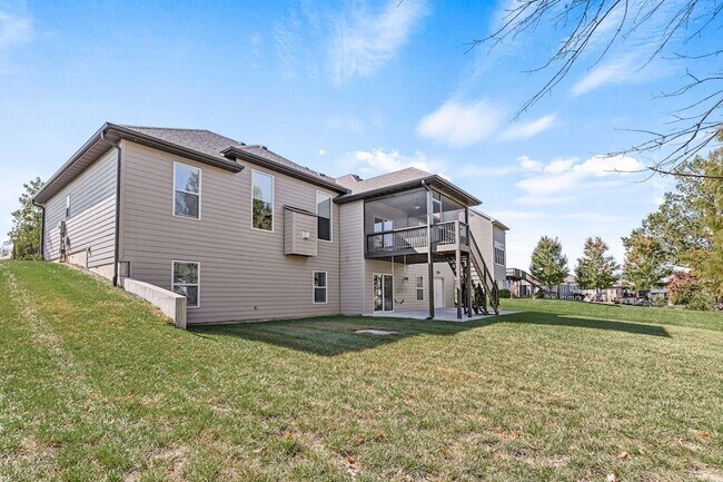 Building Photo - 1605 Labrador Dr