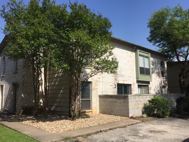 Building Photo - Hollow Creek