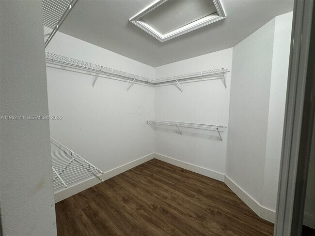 Building Photo - 4273 Fox Ridge Dr