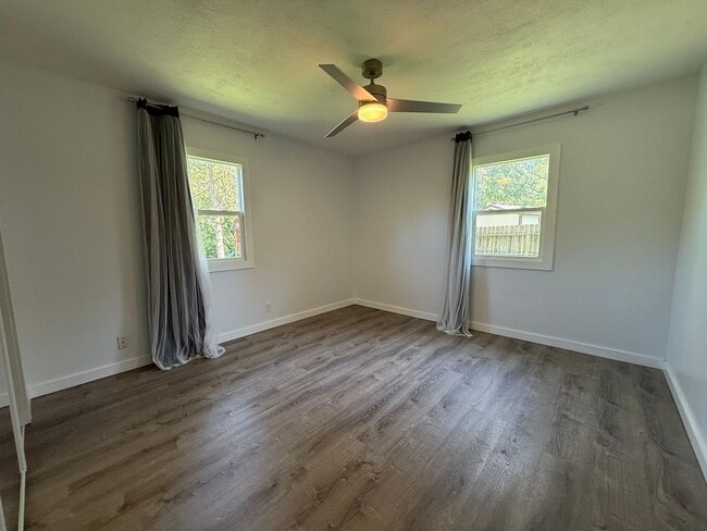 Building Photo - Renovated 4 Bedroom 2 Bathroom