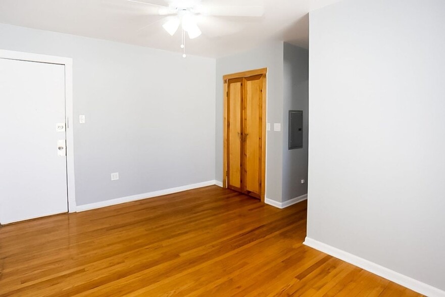 Building Photo - 3265 W Wrightwood Ave