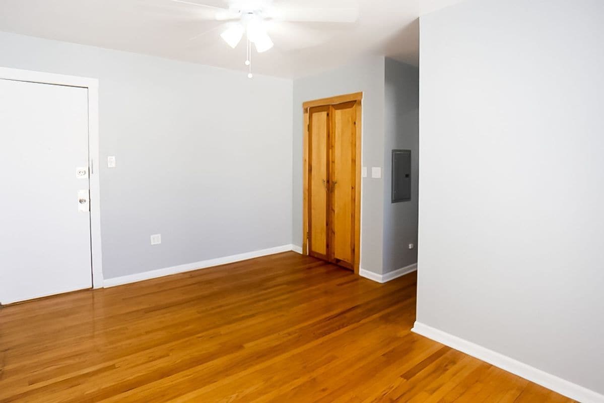 Building Photo - 3263 W Wrightwood Ave