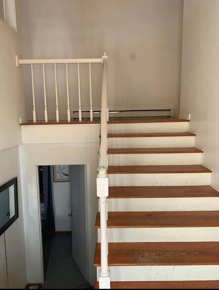 Foyer leading to lower and upper levels - 945 Hodges Gap Rd