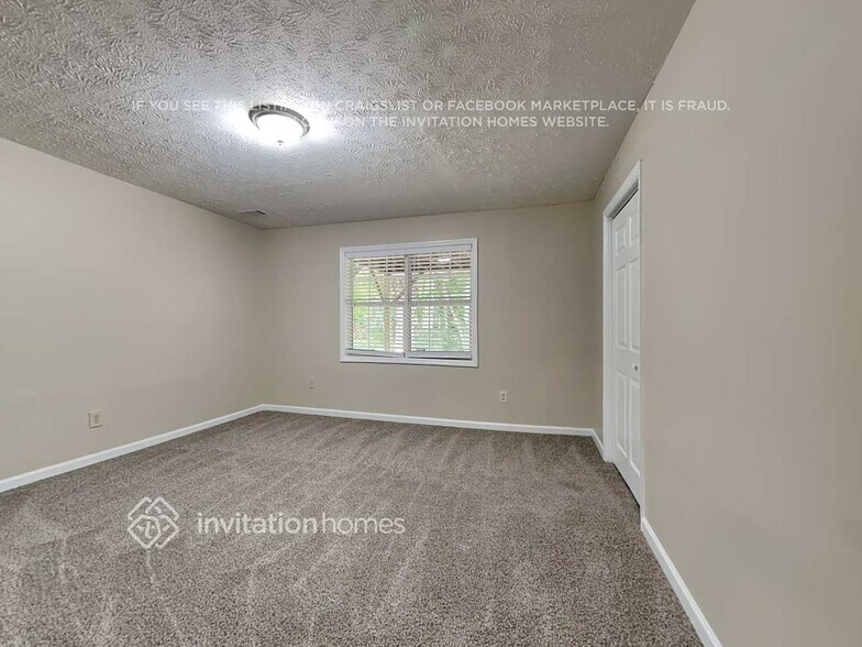 Building Photo - 5995 Rolling Oaks Ln