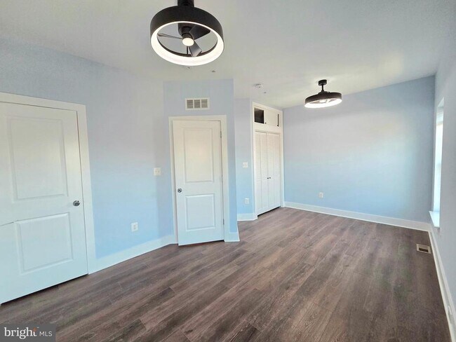 Building Photo - 820 Fern Pl NW