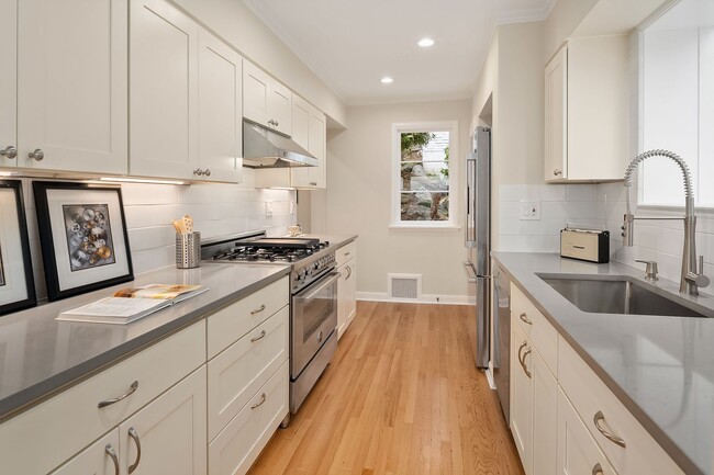 Building Photo - Queen Anne Home