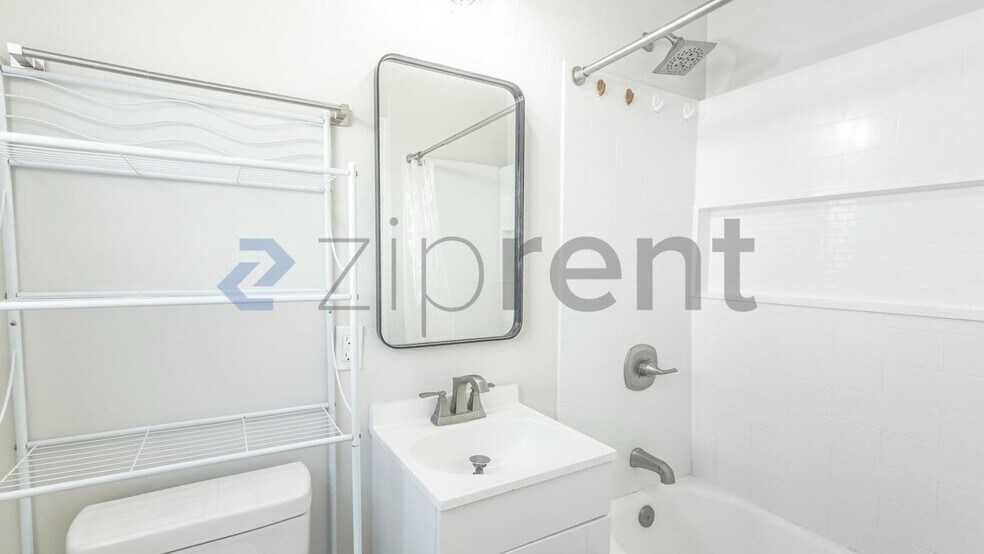 Building Photo - Unit 4