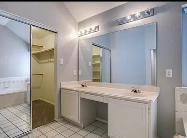 Building Photo - 8401 Greenfield Dr