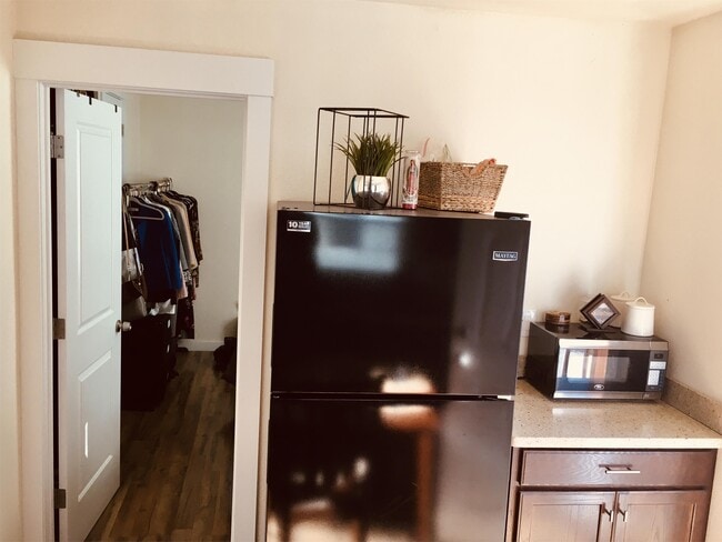 Building Photo - 4550 Lakeshore Blvd