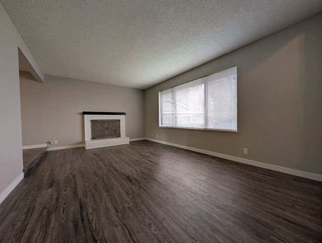 Building Photo - Beautiful Updated 3-Bed, 2-Bath Home In Thurston Area!