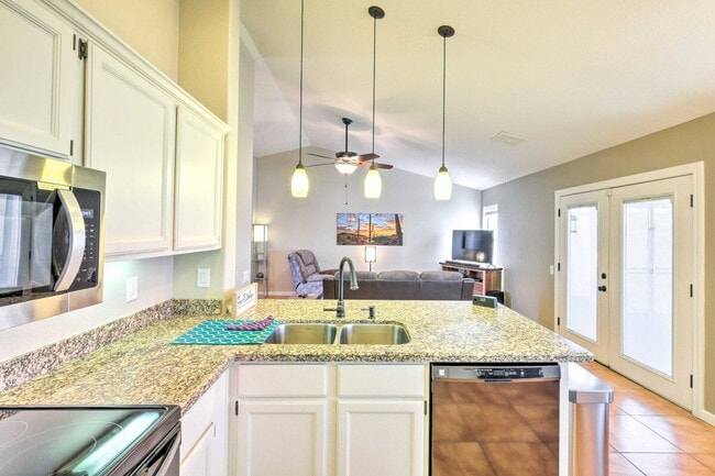 Building Photo - 4401 E Stanford Ave