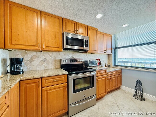 Building Photo - 10680 S Ocean Dr