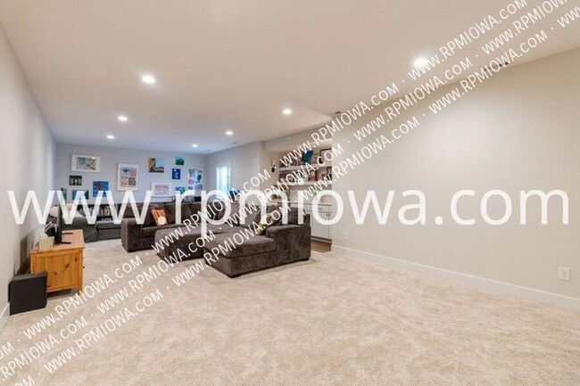 Building Photo - 5901 NE Sherman Dr