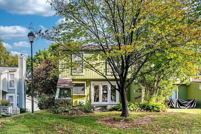 Building Photo - Live the Lake Lifestyle! 3-bedroom, 1.5-ba...