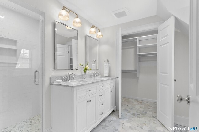 Building Photo - 249 Main St