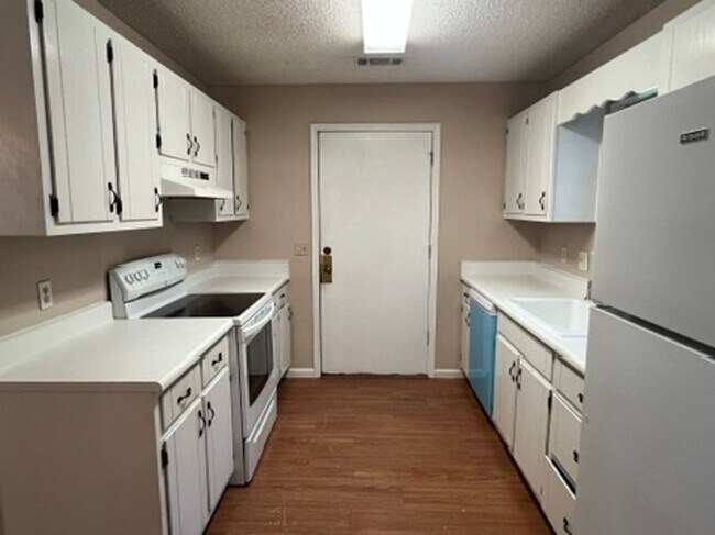 Building Photo - 3BR/2.5BA Two Story Available Now!