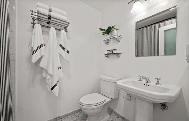 Building Photo - 5226 Marina Pacifica Dr S